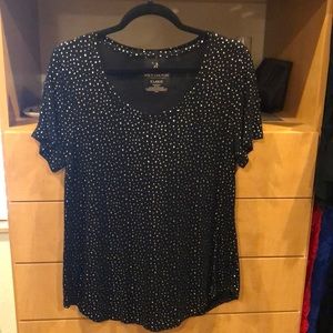 Black scoop neck tee with rounded hem